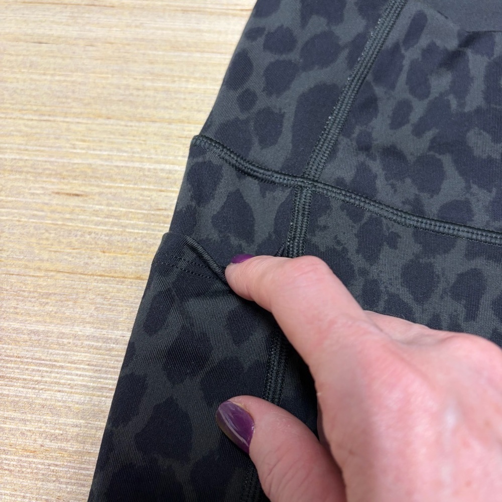 NEW Victoria's Secret Flow On Point Pocket Leggings Women 10 Green Black Cheetah - Picture 4 of 13